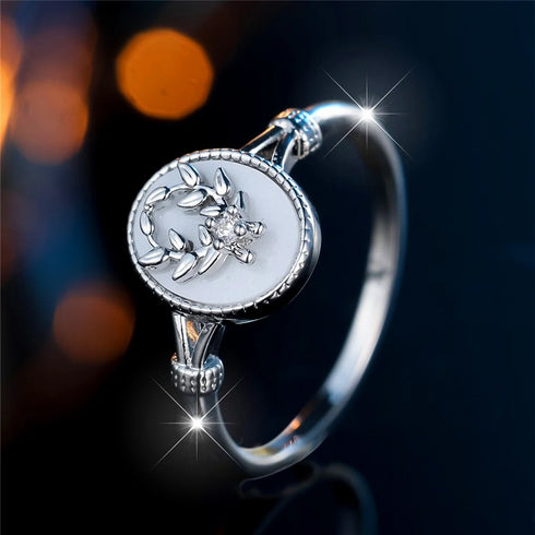 Vintage White Enamel Oval Ring – Leaf Plant Design